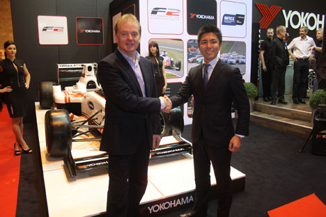 F2 direktør Jonathan Palmer og Kazu Sekiguchi fra Yokohama Motorsport ved præsentationen
(Foto: FIA F2)